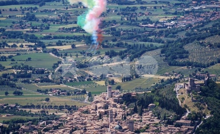 Frecce Tricolori in Umbria, le foto e i video del passaggio ad Assisi e dintorni