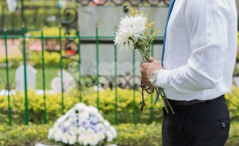 Scomparsi i fiori finti al cimitero di Viole, la lettera aperta di Paolo Roldini