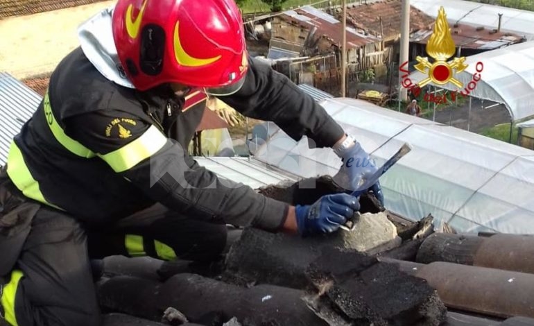 Incendio in abitazione a Capodacqua, cucina in fiamme causa fulmine