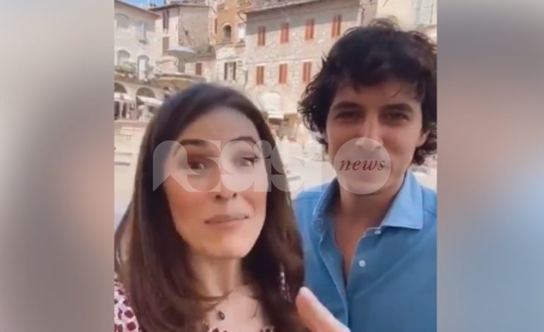 Diana Del Bufalo di Che Dio ci aiuti affascinata dalle ‘rocce rosa’ di Assisi: “spot” con Pierpaolo Spollon (video)