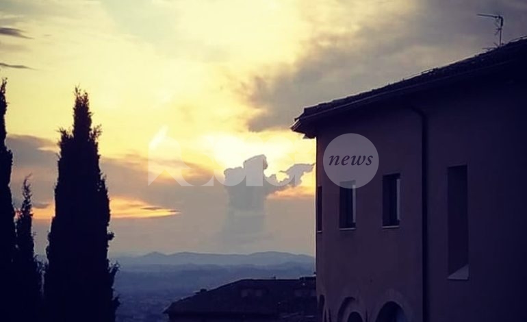 San Francesco tra le nuvole di Assisi, la foto impazza sul web
