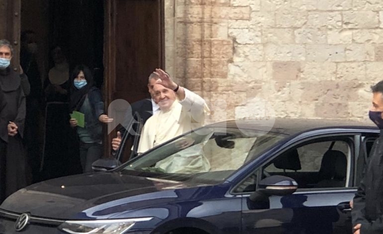 Papa Francesco, la visita comincia dalle clarisse di Santa Chiara (foto+video)