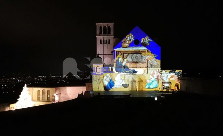 Natale ad Assisi 2020, accesi albero e presepe a San Francesco: omaggio agli operatori sanitari tra modernità e tradizione (foto+video)