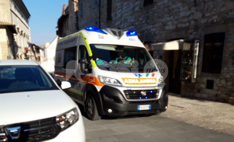 Bimbo investito ad Assisi centro, ambulanza e municipale sul posto