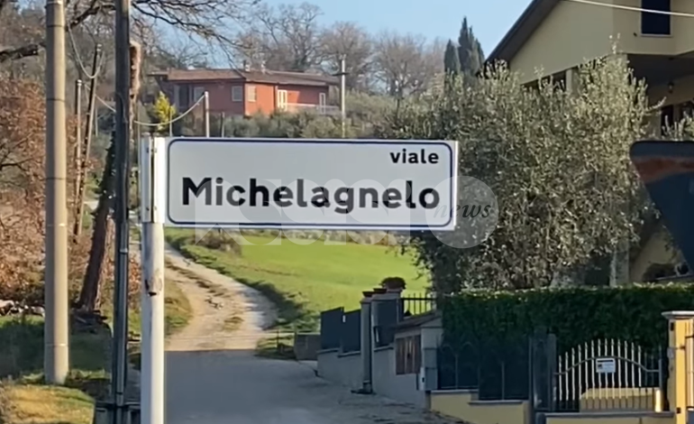 Viale Michelagnelo, a Palazzo di Assisi refuso sul cartello stradale