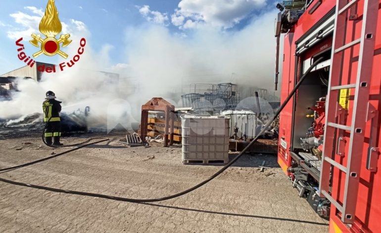 Incendio in ditta a Bastia Umbra, pompieri in azione (foto-video)