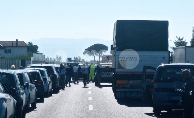 Incidente sulla Centrale Umbra, a Bastia carambola tra 7 auto: morto 69enne, la figlia ricoverata in ospedale