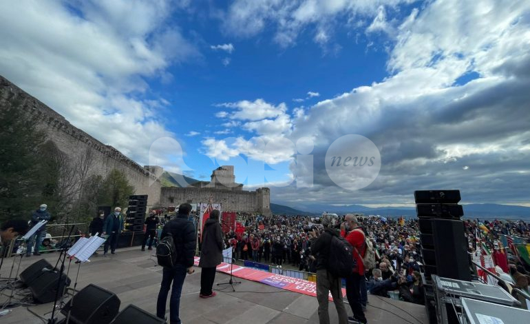 Marcia della Pace 2021 arrivata ad Assisi: oltre diecimila persone (foto)