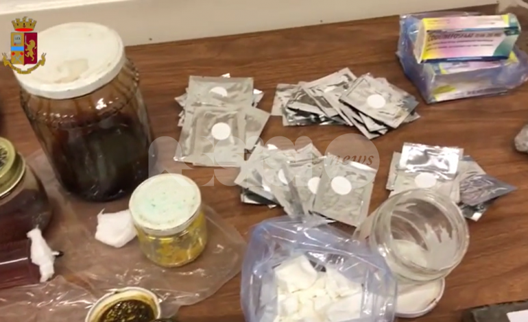 Laboratorio di droga in un deposito artigianale, arrestato 23enne (video)