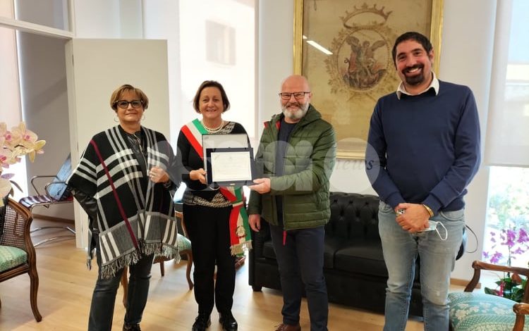 Fabrizio Mencarelli premiato in Comune a Bastia “per il grande altruismo”
