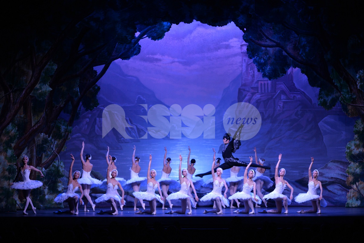 Il Lago dei cigni, al Teatro Lyrick uno spettacolo a passo di danza