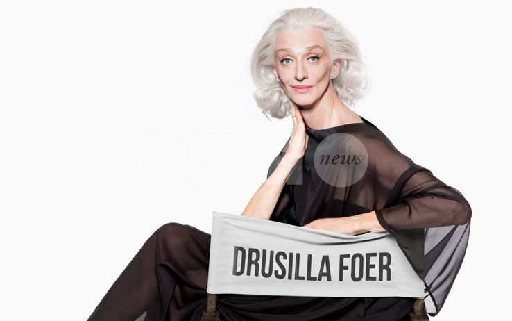 Drusilla Foer dal palco di Sanremo a quello del Lyrick: Eleganzissima arriva ad Assisi