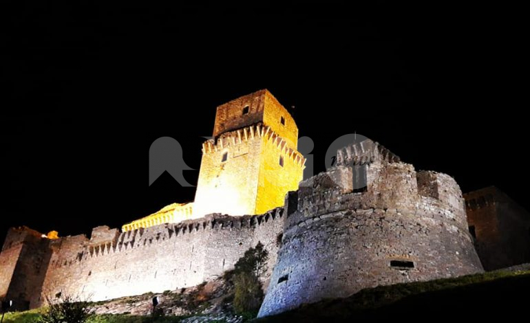 Caro bollette, Assisi spegne la Rocca Maggiore per protesta