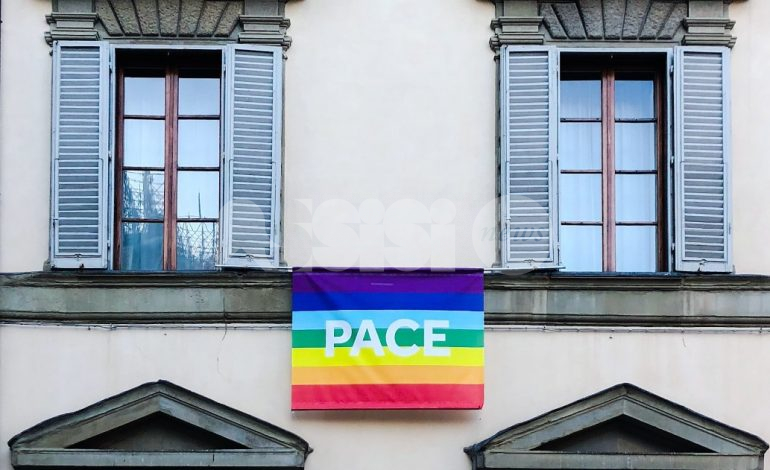 Coop per la pace, bandiere arcobaleno in tutti i supermercati