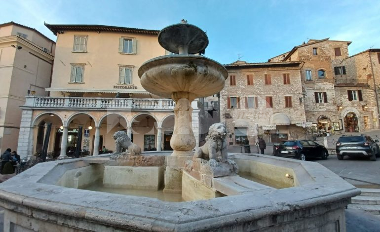 Ripulita la fontana di Piazza del Comune (alleluia!): le foto