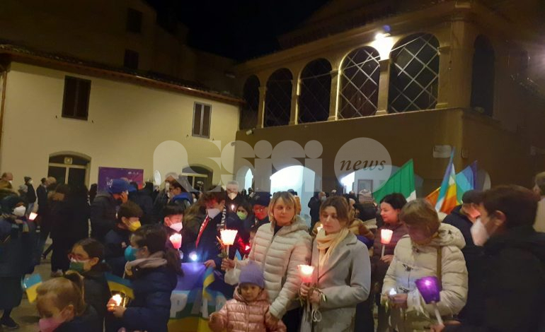 Candele in piazza per la pace, Cannara si illumina di speranza (foto)