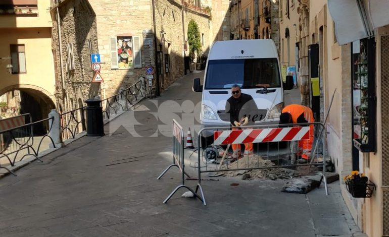 Partiti i lavori a piazza Santa Chiara: dopo il rifacimento di rete idrica e fognature, la ripavimentazione