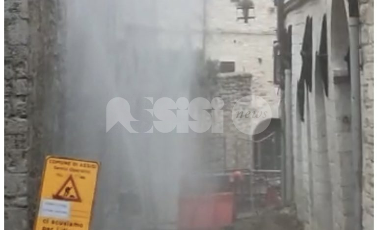 Esplode conduttura dell’acqua durante i lavori in via Porta Perlici (foto – video)