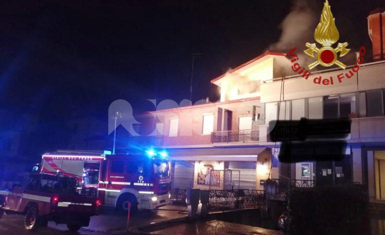 Incendio di una mansarda a Bastia, vigili del fuoco sul posto (video)