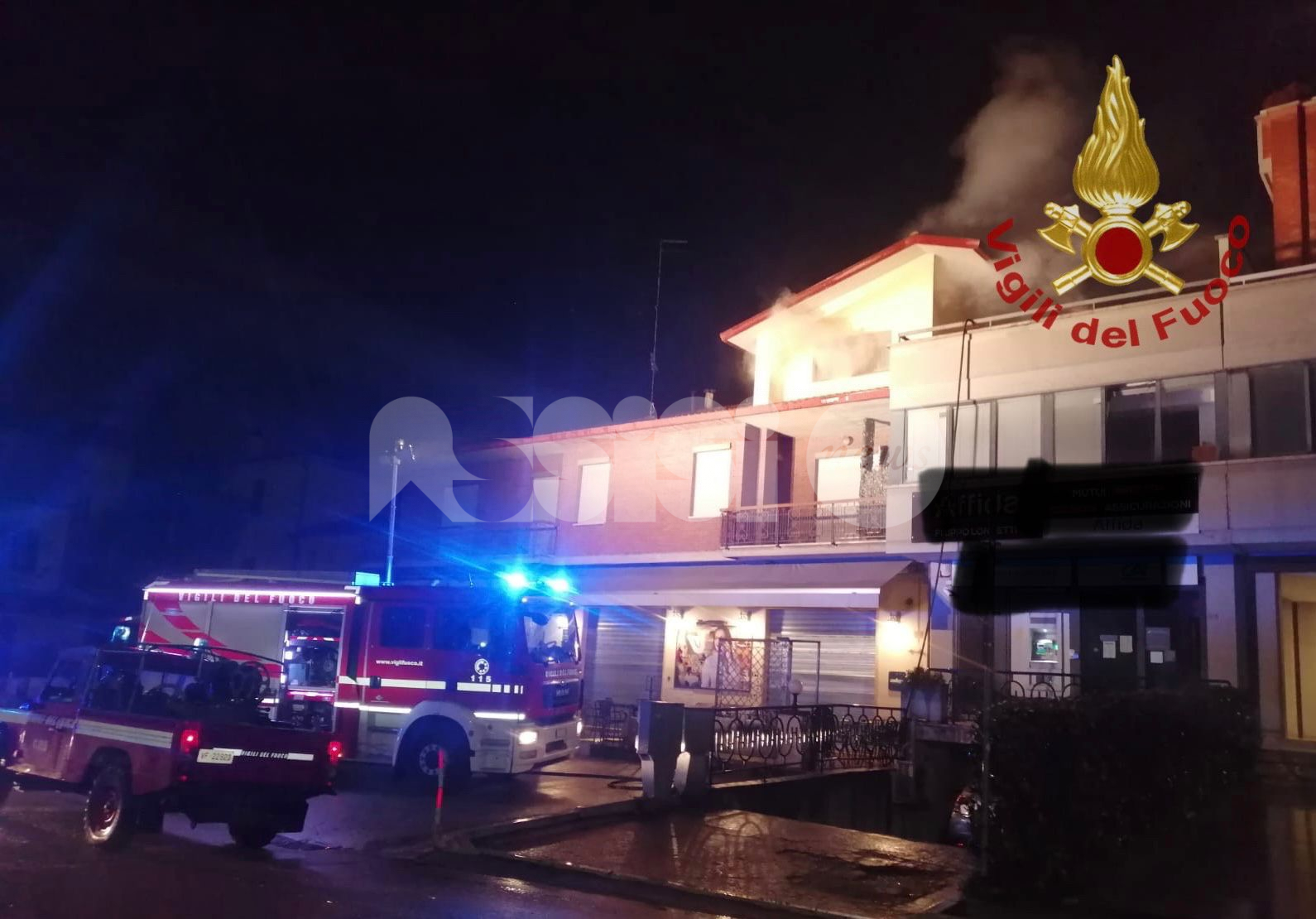 Incendio di una mansarda a Bastia, vigili del fuoco sul posto (video)
