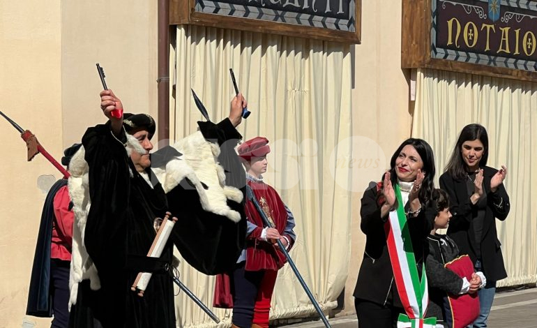 Calendimaggio di Assisi 2022, l'apertura ricordando i partaioli vittime di Covid (foto+video)