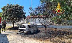 Auto in fiamme a Bastia, pompieri sul posto: indagini in corso (foto)