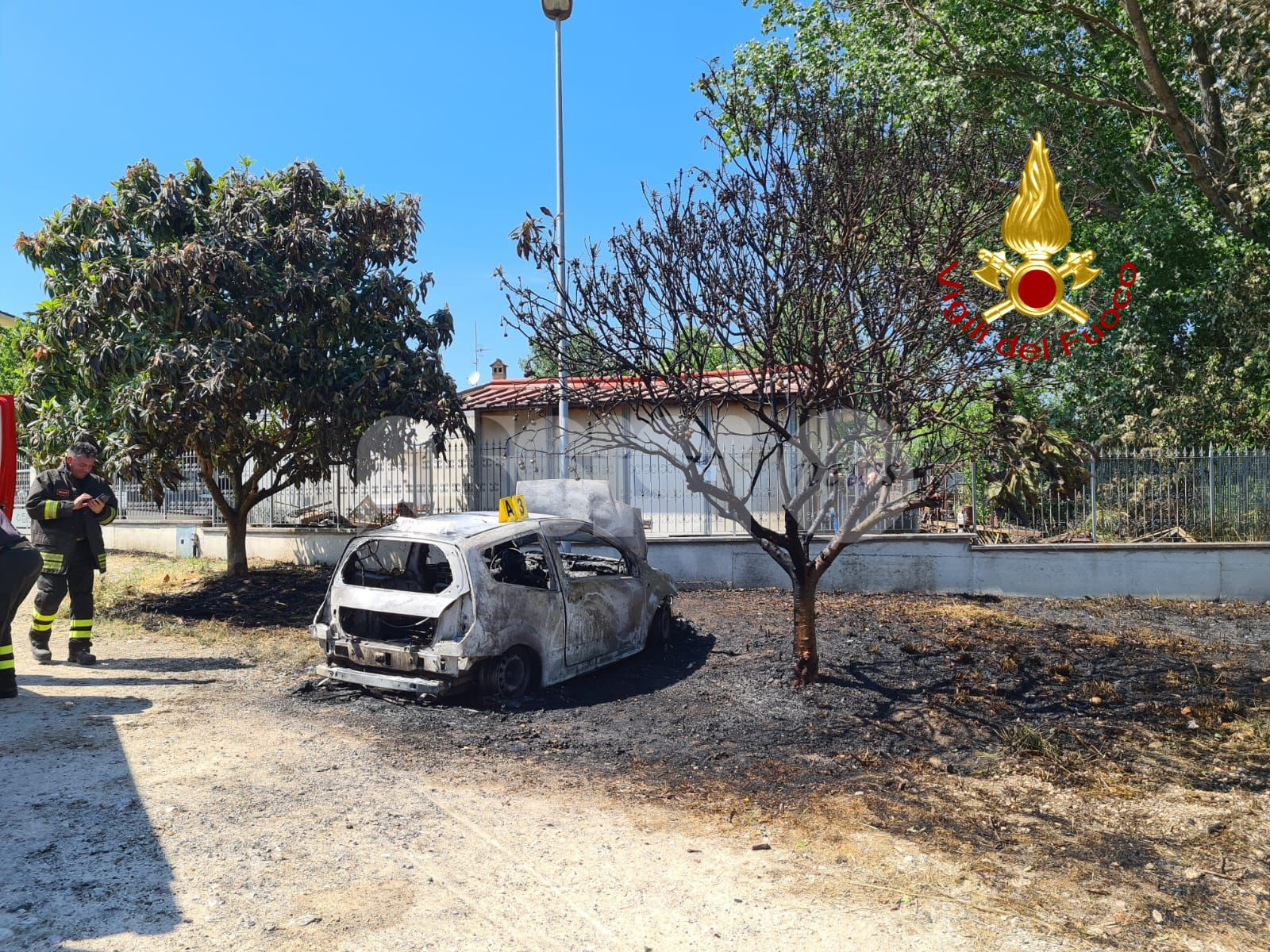 Auto in fiamme a Bastia, pompieri sul posto: indagini in corso (foto)