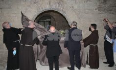Vescovado di Assisi, riaperta l'antica porta. Papa Francesco: "Vi sono vicino spiritualmente e vi benedico" (foto e video)