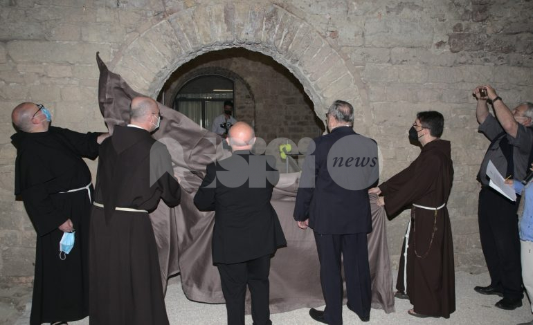 Vescovado di Assisi, riaperta l’antica porta. Papa Francesco: “Vi sono vicino spiritualmente e vi benedico” (foto e video)