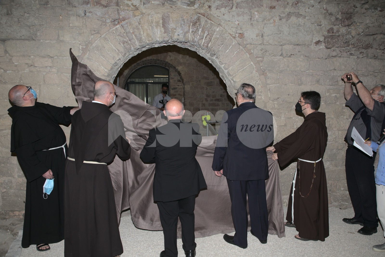Vescovado di Assisi, riaperta l'antica porta. Papa Francesco: "Vi sono vicino spiritualmente e vi benedico" (foto e video)