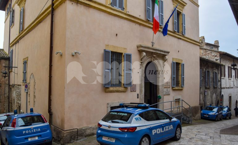 Importuna cittadini e turisti davanti a Santa Maria Maggiore, allontanamento e multa per un 36enne