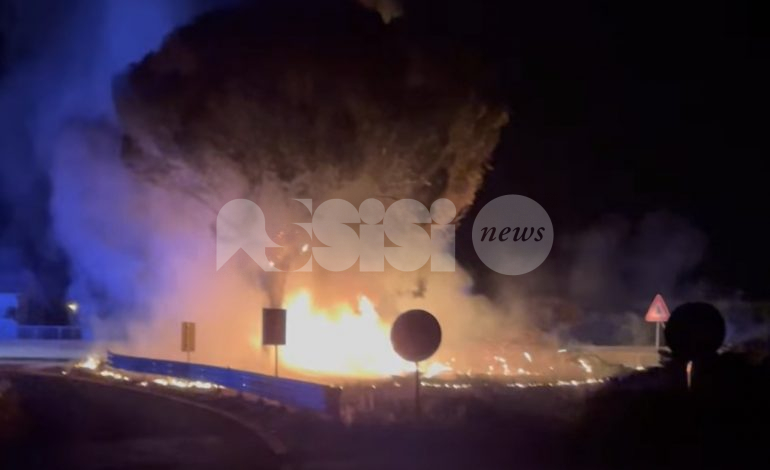 Incidente a Bastia, auto perde il controllo e si incendia: conducente illeso (foto+video)