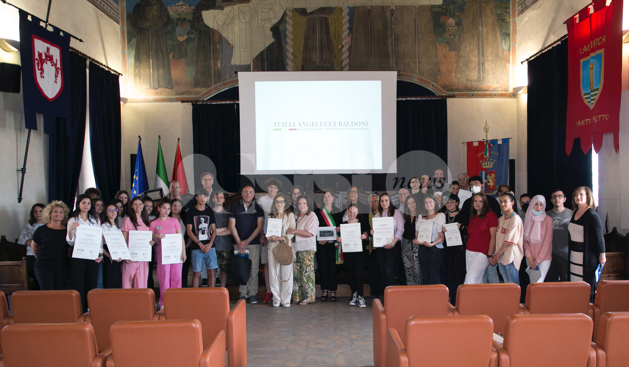Premio Italia Angelucci Baldoni 2022, gli alunni vincitori premiati in Comune (foto)