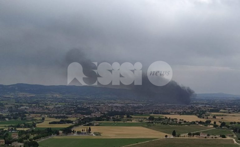 Incendio a Bastia Umbra, fumo nero e vigili del fuoco sul posto (foto)