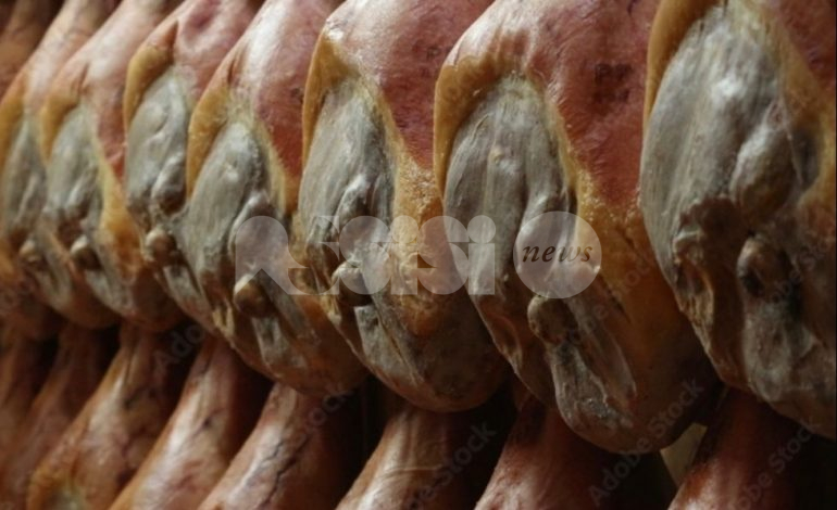 Ladri affamati ad Assisi, si portano via anche sei prosciutti e fettine di carne