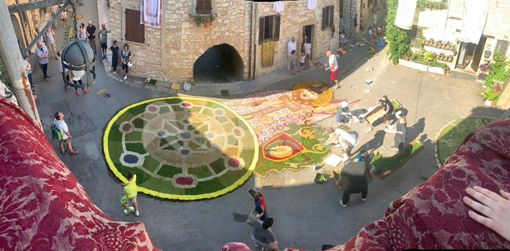 Infiorate 2022 ad Assisi, tornano le celebrazioni per il Corpus Domini (foto)