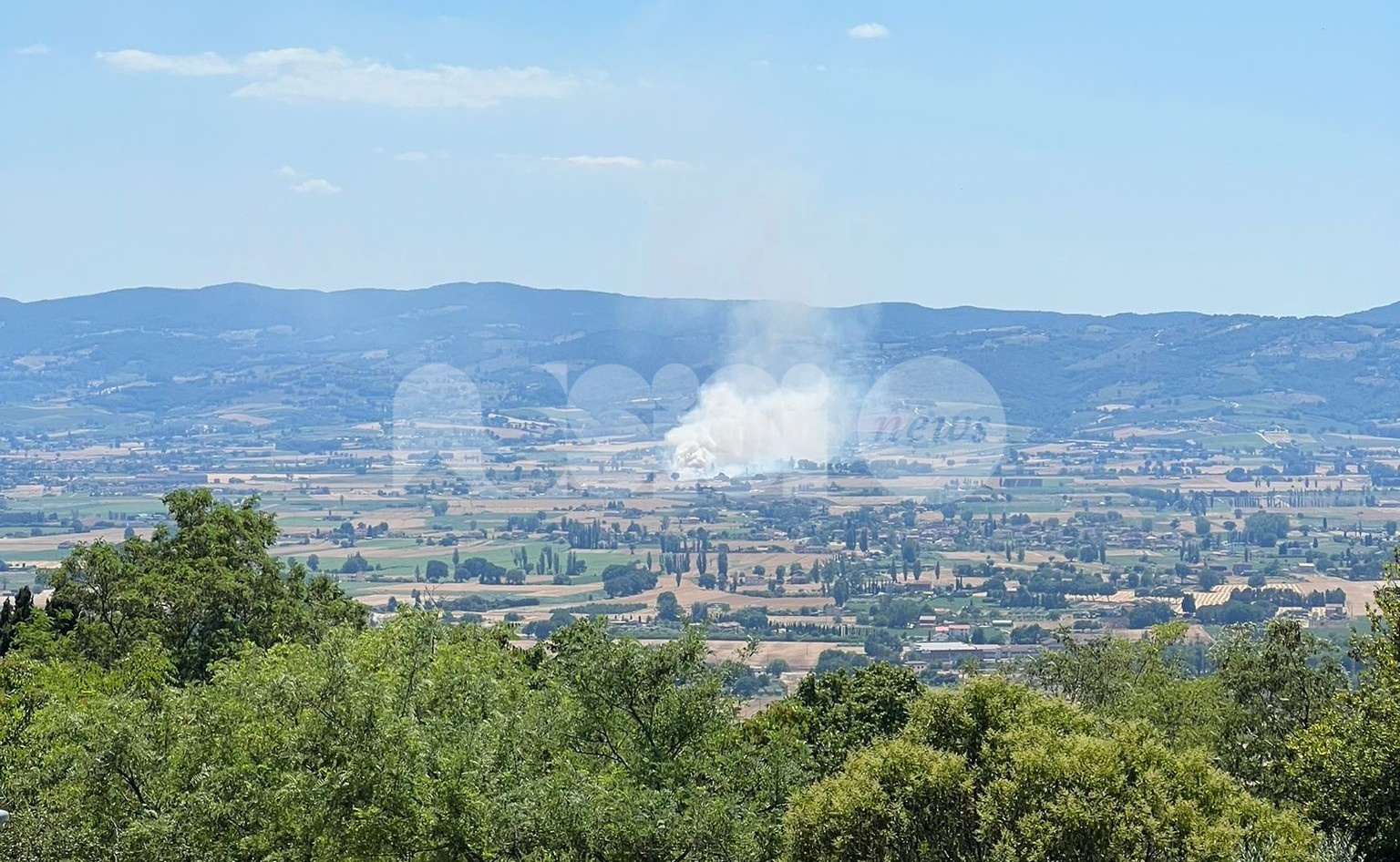 Sterpaglie di grano a fuoco a Cannara, incendio spento dai vigili del fuoco