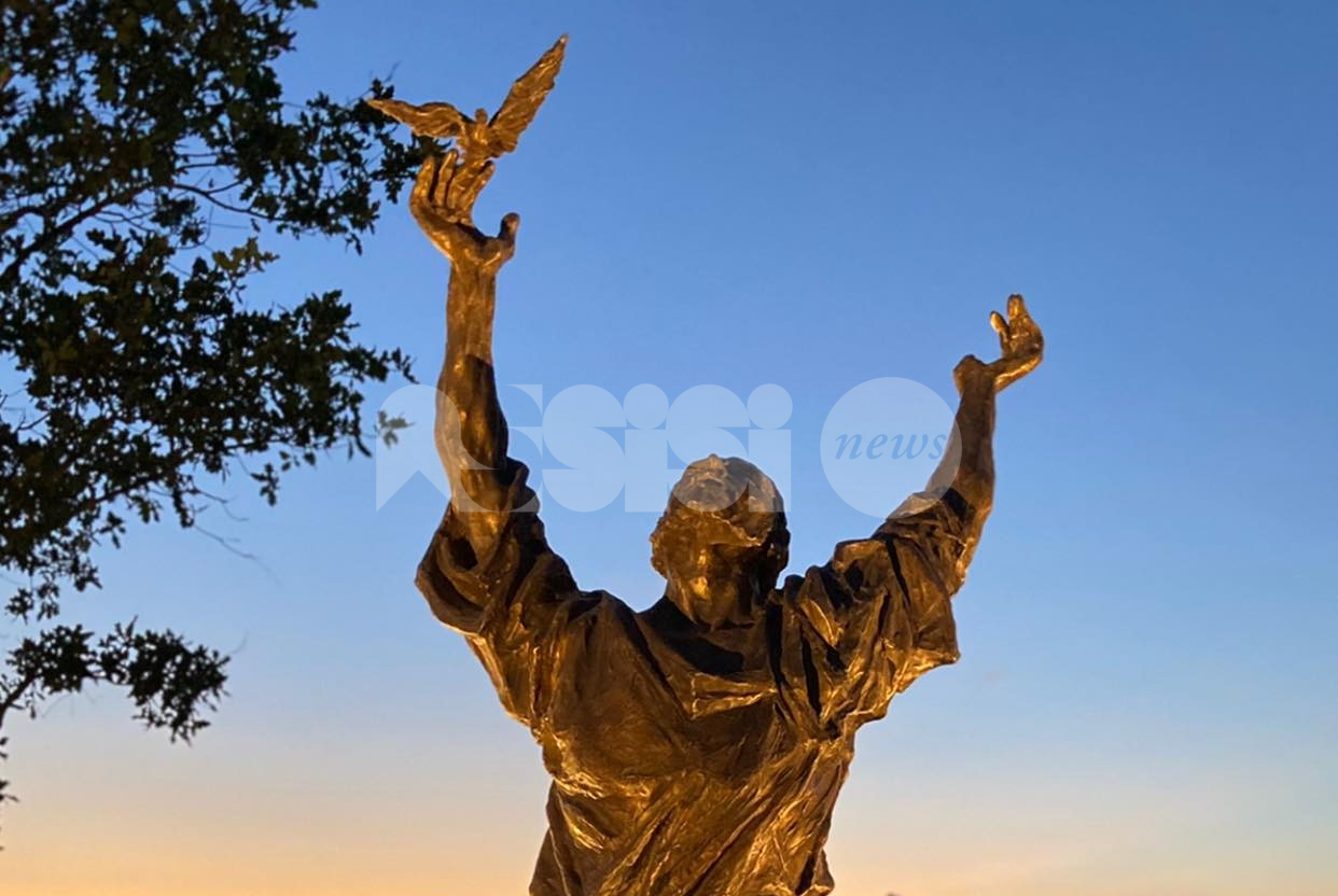 Piandarca, inaugurata la statua in bronzo di San Francesco che predica agli uccelli (foto)