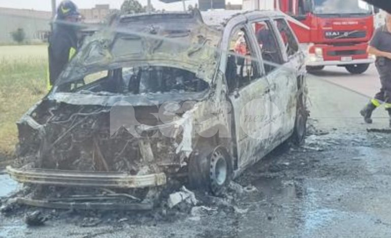 Auto in fiamme a Tordandrea, intervengono i Vigili del Fuoco