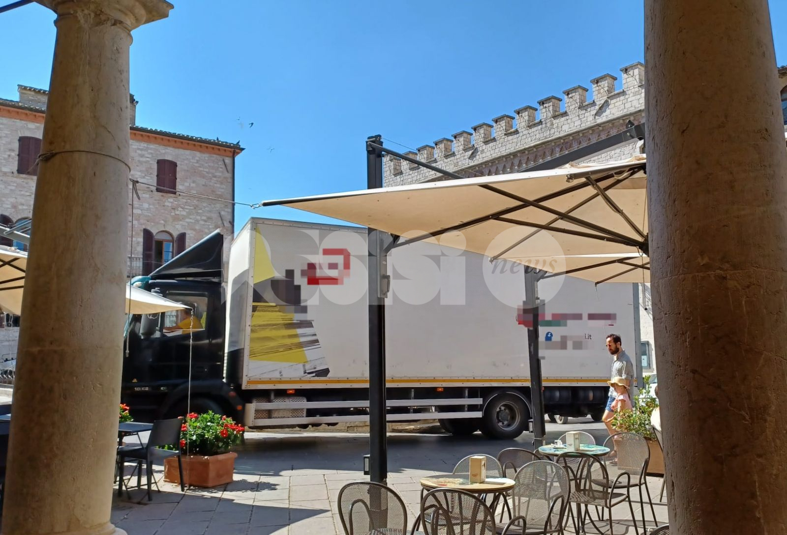 Camion in piazza del Comune, traffico in tilt e maxi multa (foto)