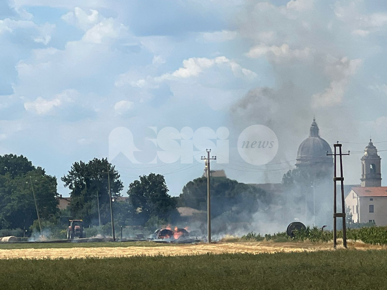 Incendio tra Santa Maria e Castelnuovo, a fuoco campo già falciato (foto e video)