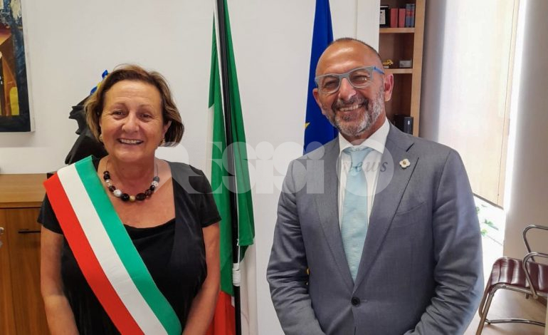Il questore di Perugia Giuseppe Bellassai incontra il sindaco di Bastia Umbra Paola Lungarotti
