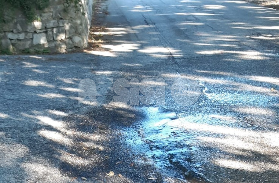 Perdita d'acqua a Capodacqua, i residenti: "Manca la cura" (foto)