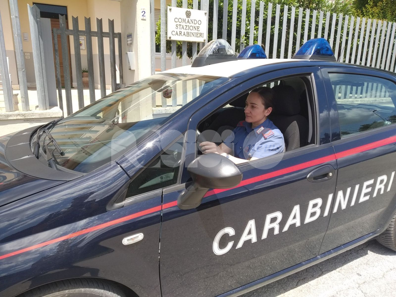 Visita un amico ai domiciliari e finge di essere una carabiniera: denunciata