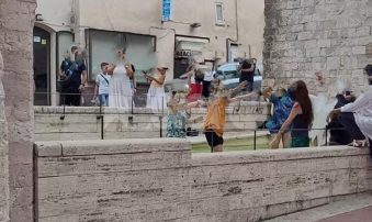 Turiste ad Assisi si "infilano" nel vascone della fontana a Santa Chiara (foto)