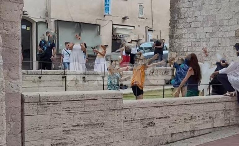 Turiste ad Assisi si “infilano” nel vascone della fontana a Santa Chiara (foto)