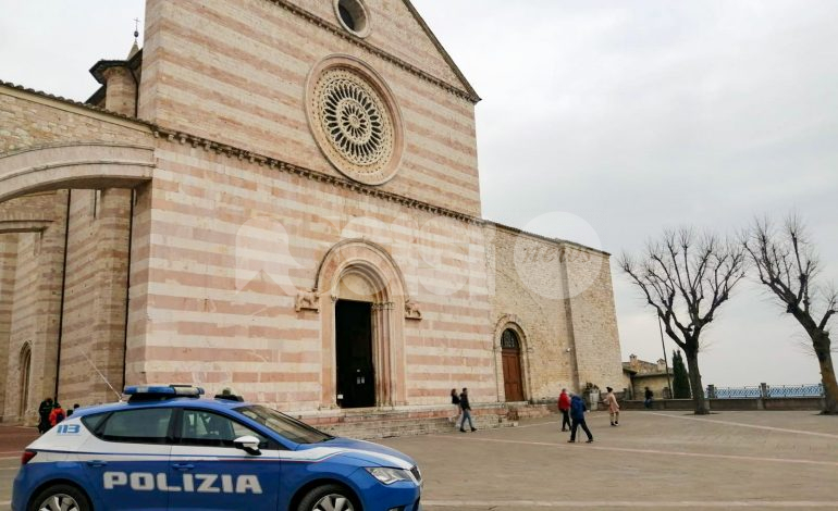 Imbratta la Basilica di Santa Chiara, la Polizia emette un divieto di allontanamento