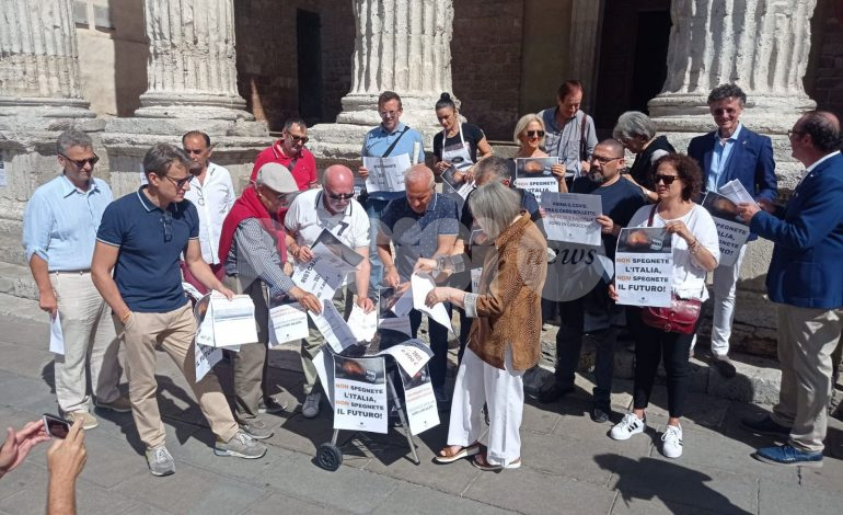 Caro bollette, anche ad Assisi e Bastia la protesta di commercianti e cittadini (foto+video)