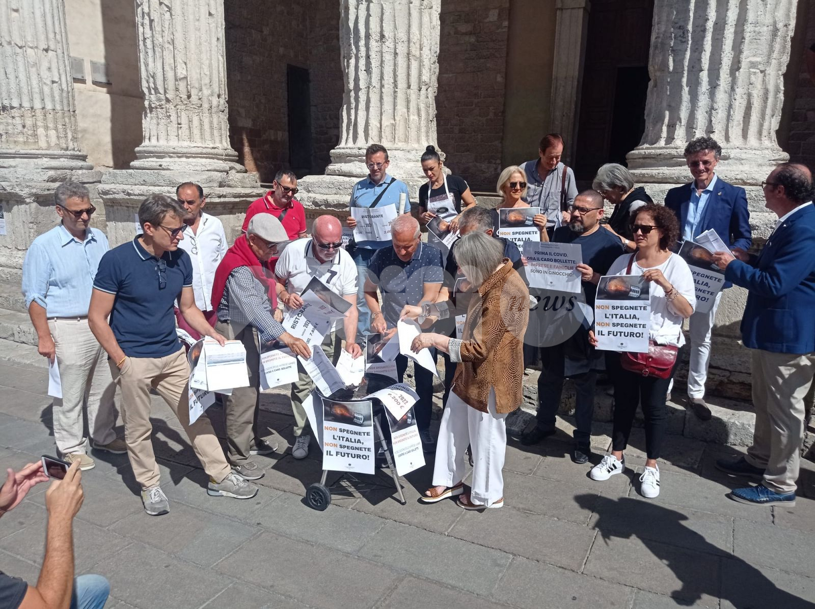 Caro bollette, anche ad Assisi e Bastia la protesta di commercianti e cittadini (foto+video)