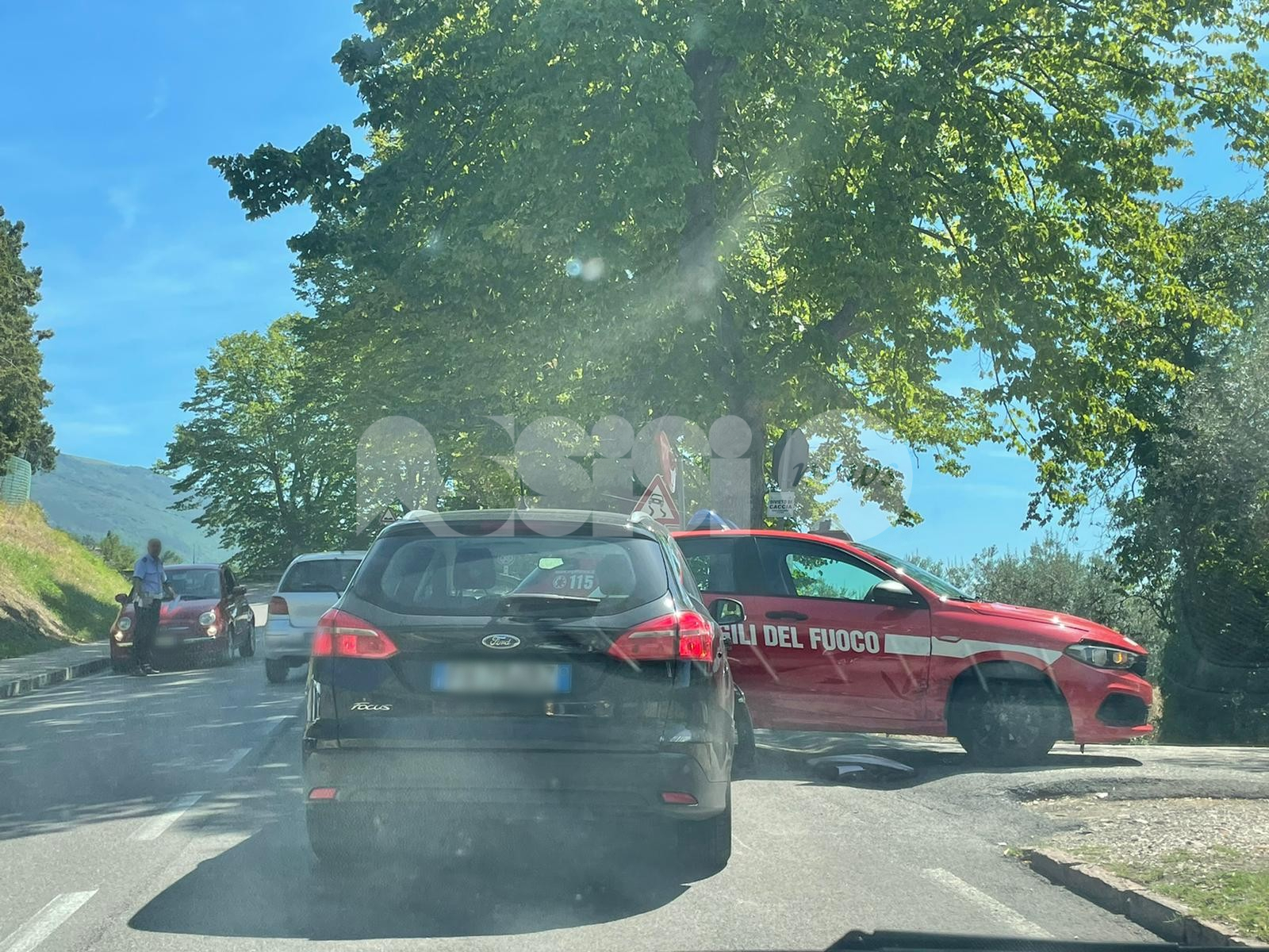 Auto dei pompieri si scontra con altra auto: disagi al traffico alle porte di Assisi